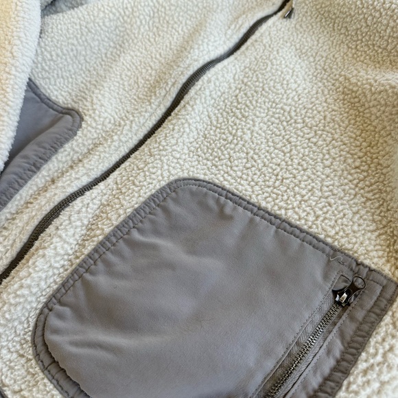 Vuori Alpine Sherpa Fleece jacket - women’s size medium - Picture 3 of 4